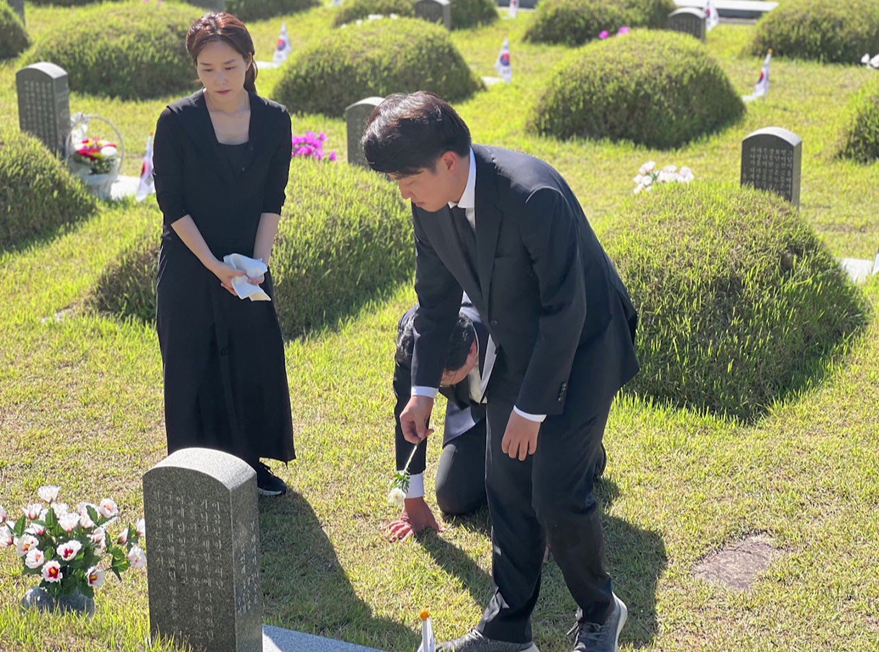 이준석, 5·18묘지에 영남국화 1천송이 헌화‥995기 묘역 참배