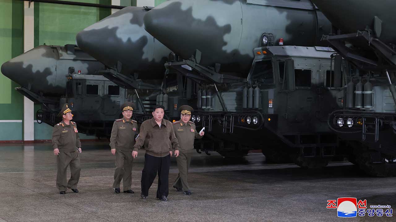 김정은, 전술 탄도미사일 시험 사격 참관‥ICBM 발사차량 생산 공장도 방문