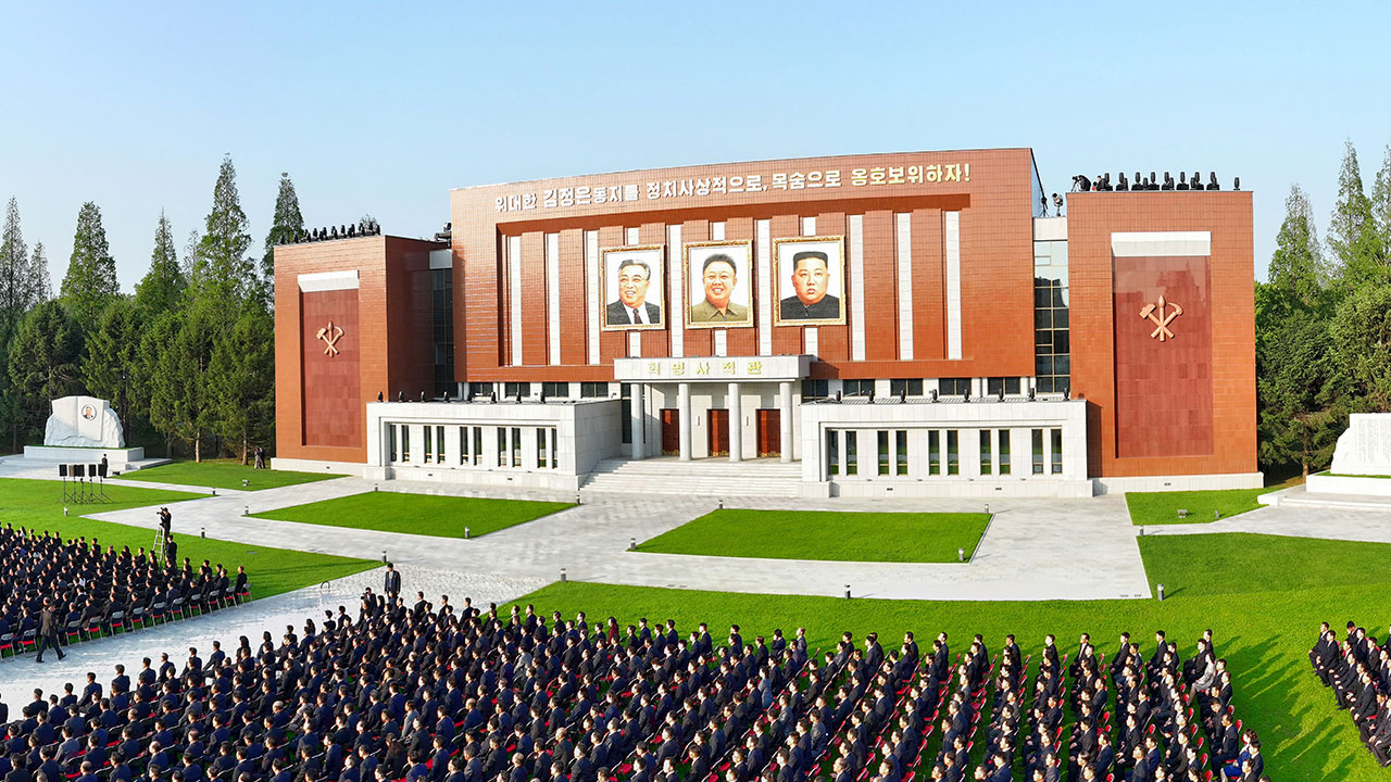 김정은 초상화, 김일성·김정일과 나란히 걸렸다‥우상화 박차