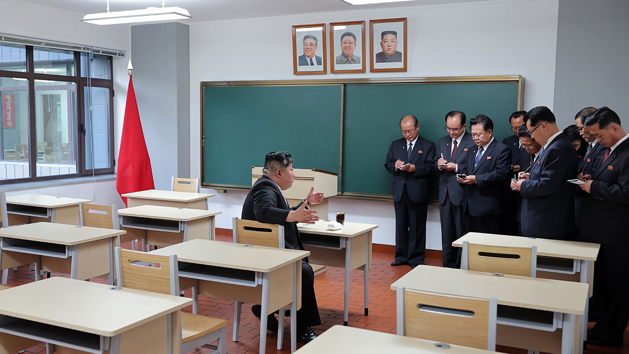 김정은 초상화, 김일성·김정일과 나란히 걸렸다‥우상화 박차