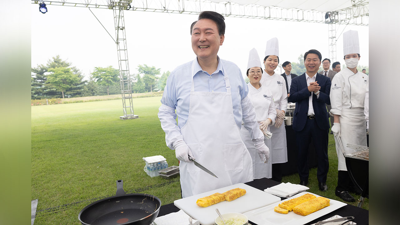 윤 대통령, 출입기자단과 김치찌개 만찬‥"후보 때 약속…2년 지나도록 못해"