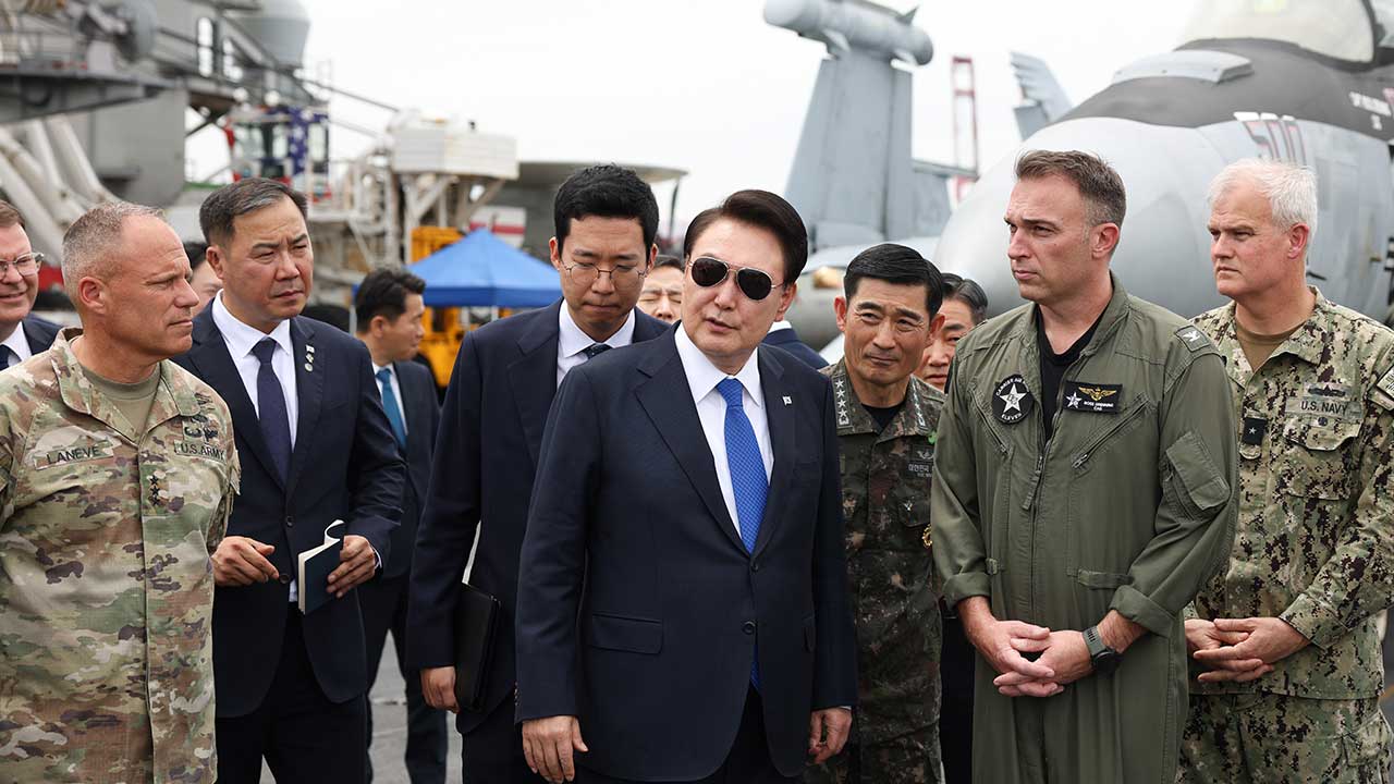 윤 대통령, 미 항공모함 승선‥"한미동맹, 어떤 적도 물리쳐 승리"
