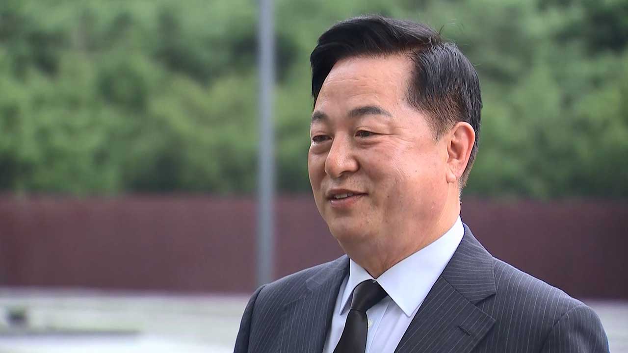 '당 대표 출마' 김두관, 봉하마을 참배‥"민주당 다양성 살려내겠다"