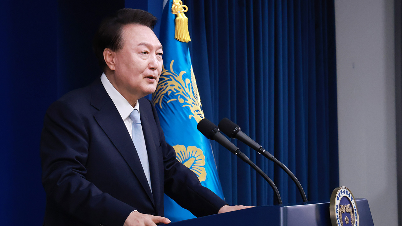 민주 "윤 대통령, 불통·독선에 자화자찬‥혼자 다른 나라 사나"