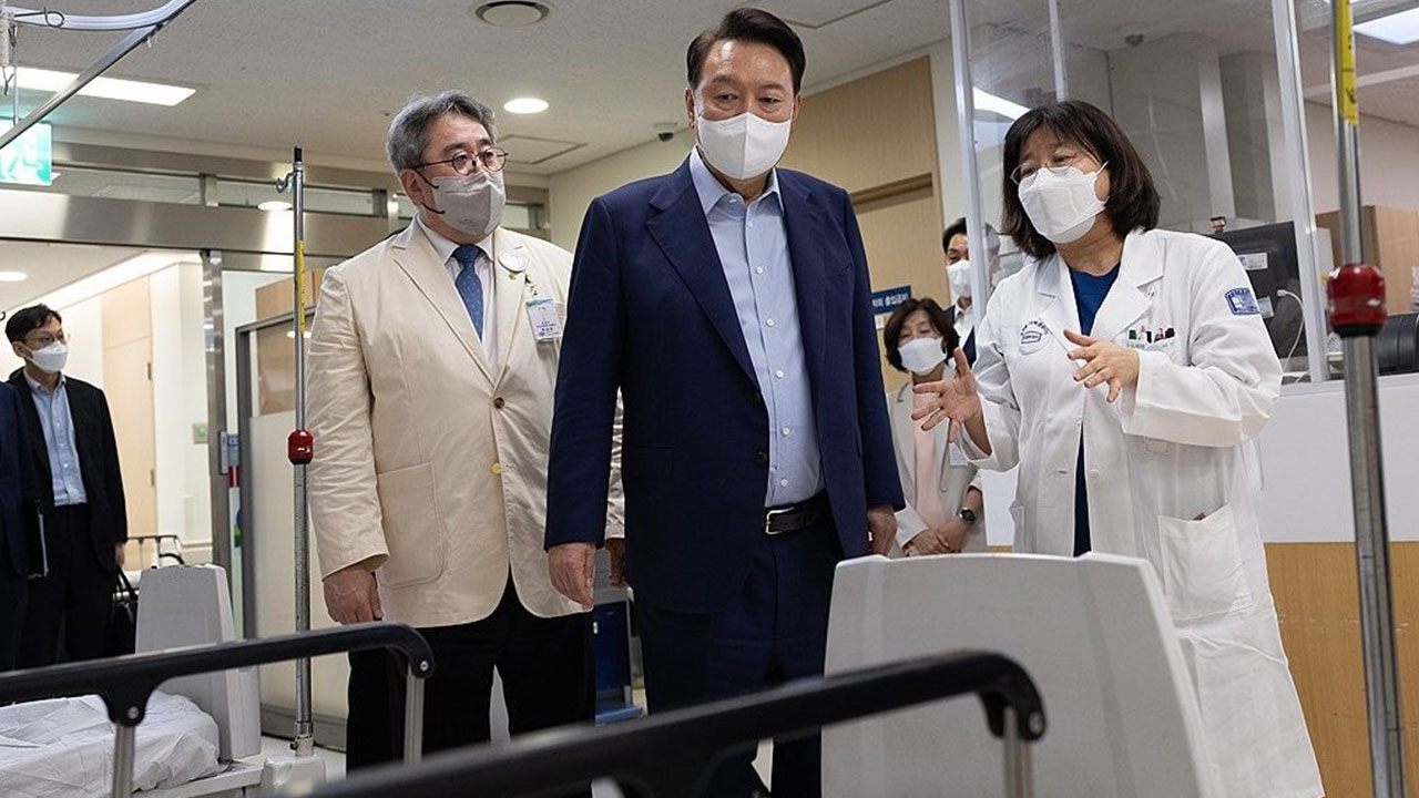 "비상진료 체계 원활" 발언 엿새만에 응급실 찾은 윤 대통령, 비판 여론 의식?