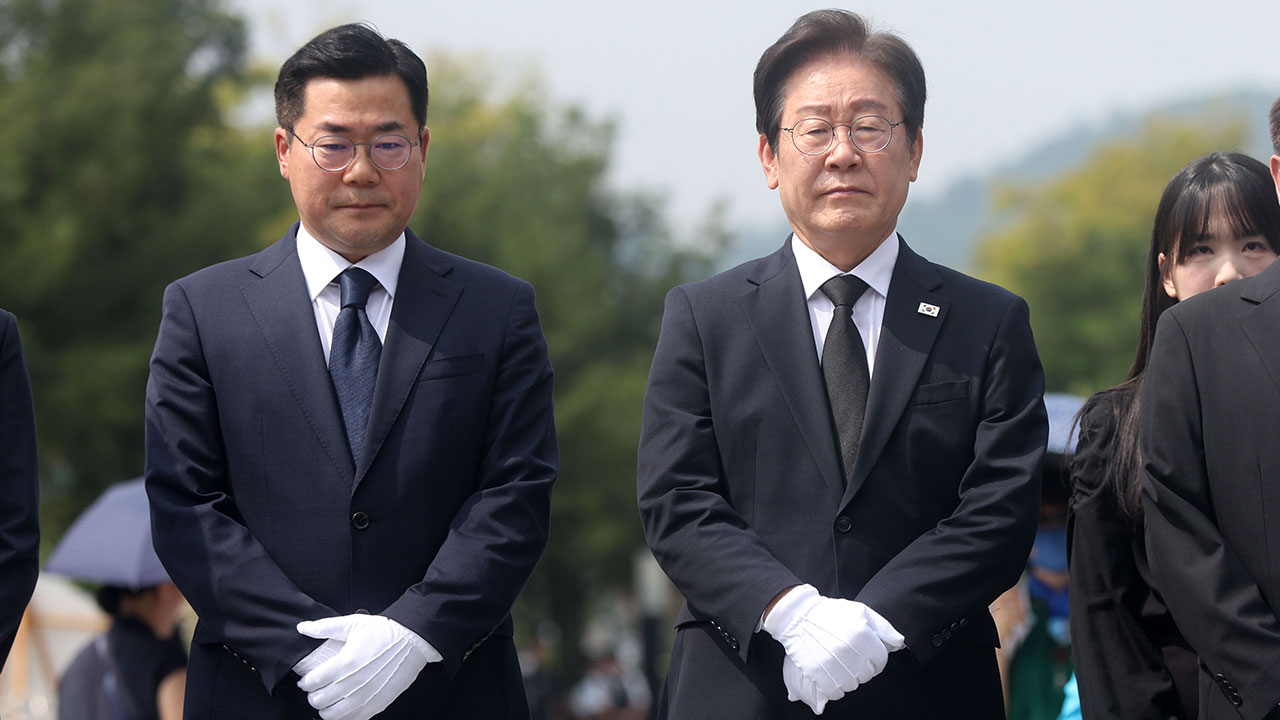 이재명, 노무현 전 대통령 묘역서 "'함께 사는 세상' 꼭 만들겠다"