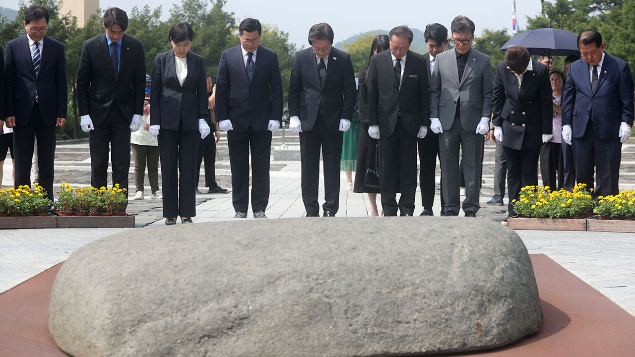 이재명, 노무현 전 대통령 묘역서 "'함께 사는 세상' 꼭 만들겠다"