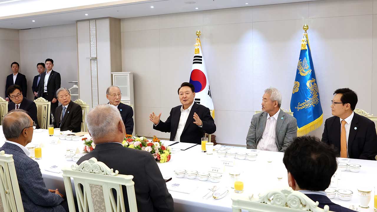 윤 대통령, 원자력계 원로들과 오찬‥"탄소중립 위해 원전 확대 필요"