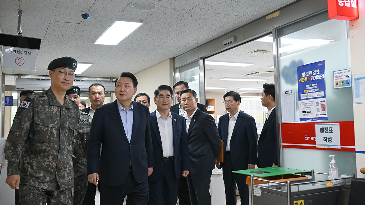 윤 대통령, 추석 맞아 전방 의무대대 방문‥"지역 의료기관으로 재탄생"