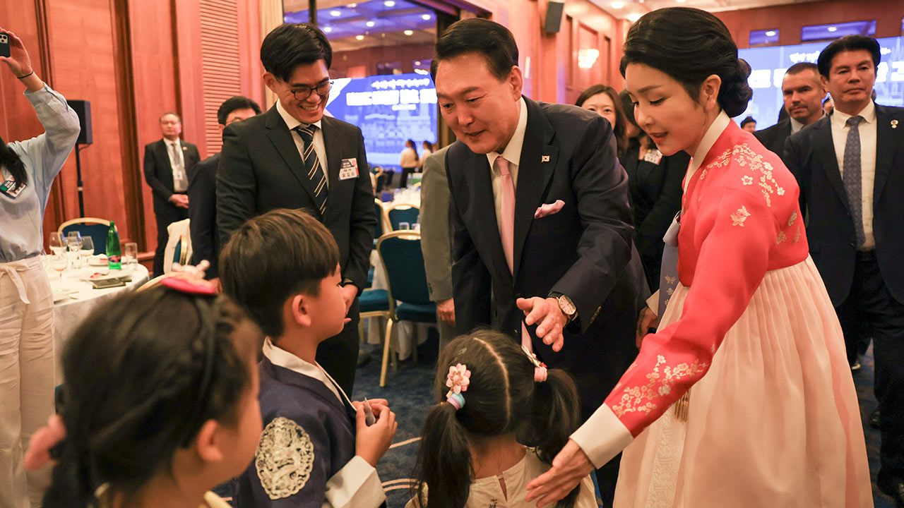 윤 대통령 부부, 체코서 동포 간담회‥"양국 관계 새로운 도약 계기"