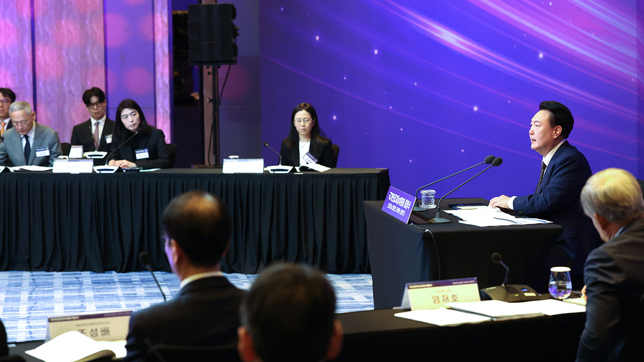 윤 대통령 "AI 국가 총력전 선포‥2027년까지 3대 강국 도약"