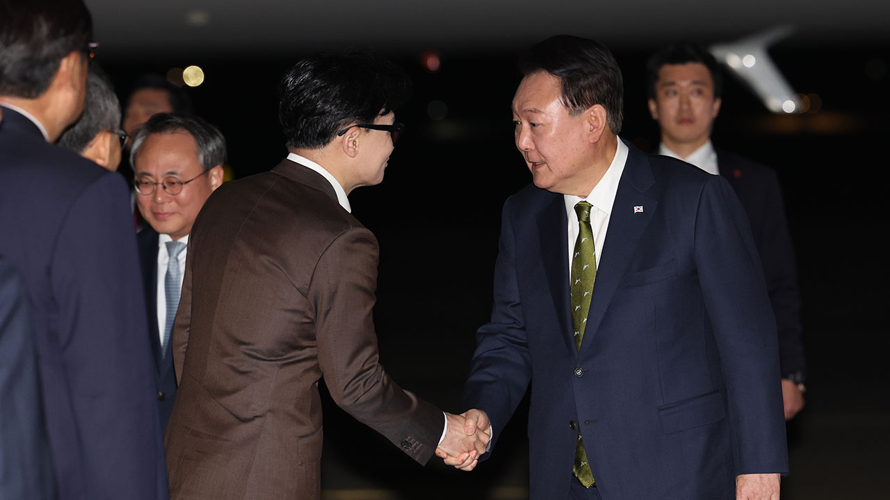 윤 대통령, 5박 6일 동남아 순방 마치고 귀국…공항 마중나온 한동훈과 악수 