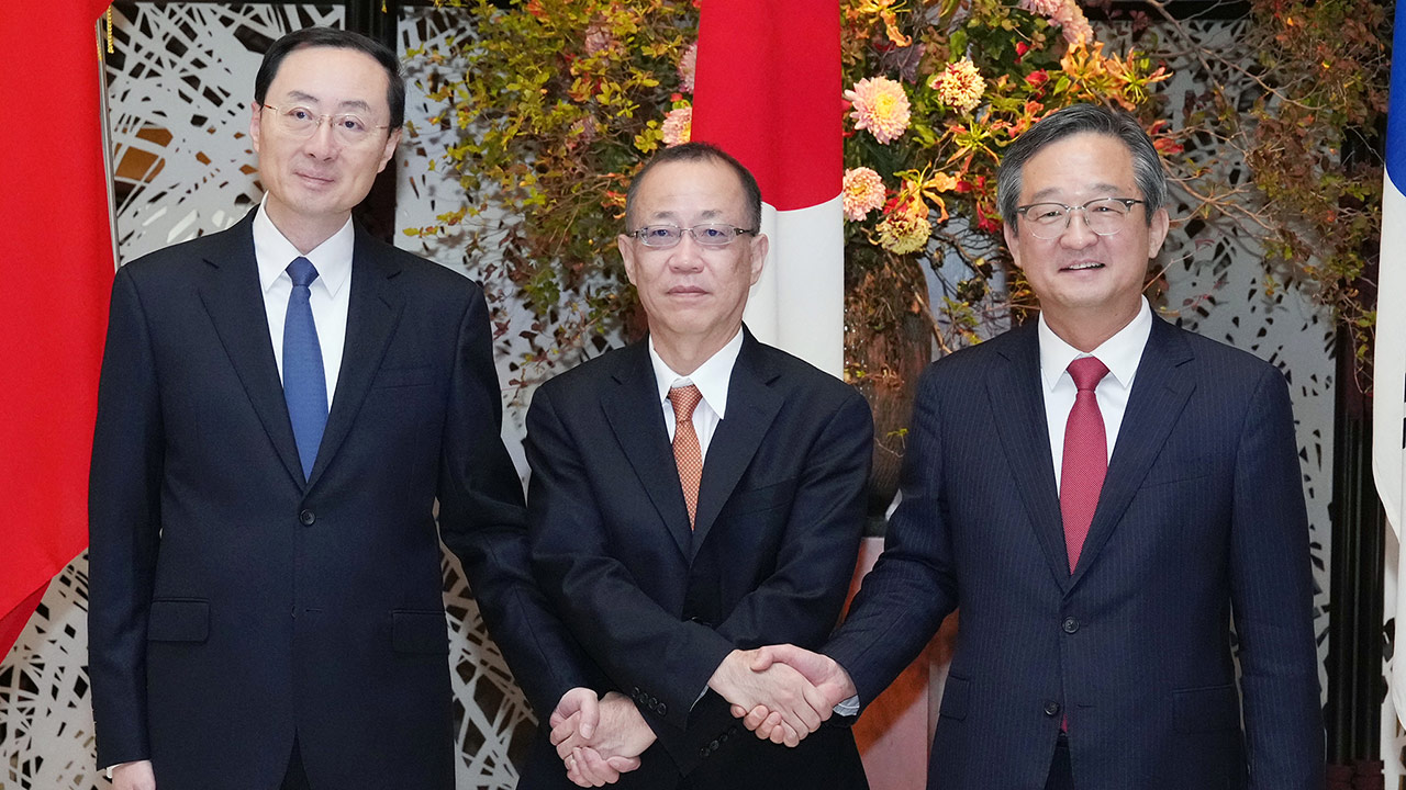 한중일 고위급 회의 "이른 시기에 3국 정상회의"한일 양자 회담도