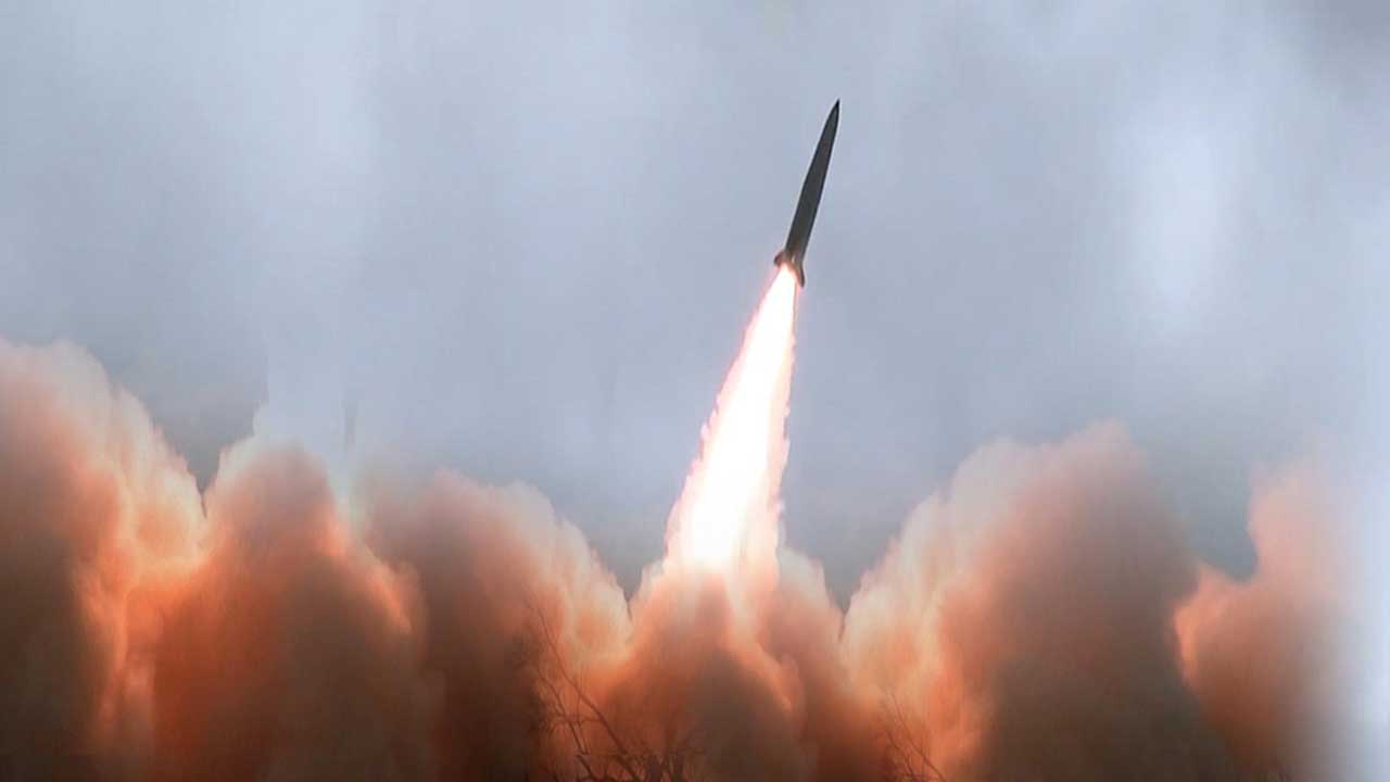 북한, ICBM 추정 장거리 탄도미사일 발사