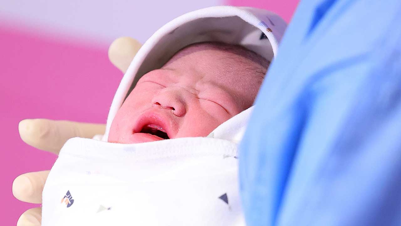 새해 첫 아기, 12년 기다린 난임부부에게로‥3.15kg 남아 출생