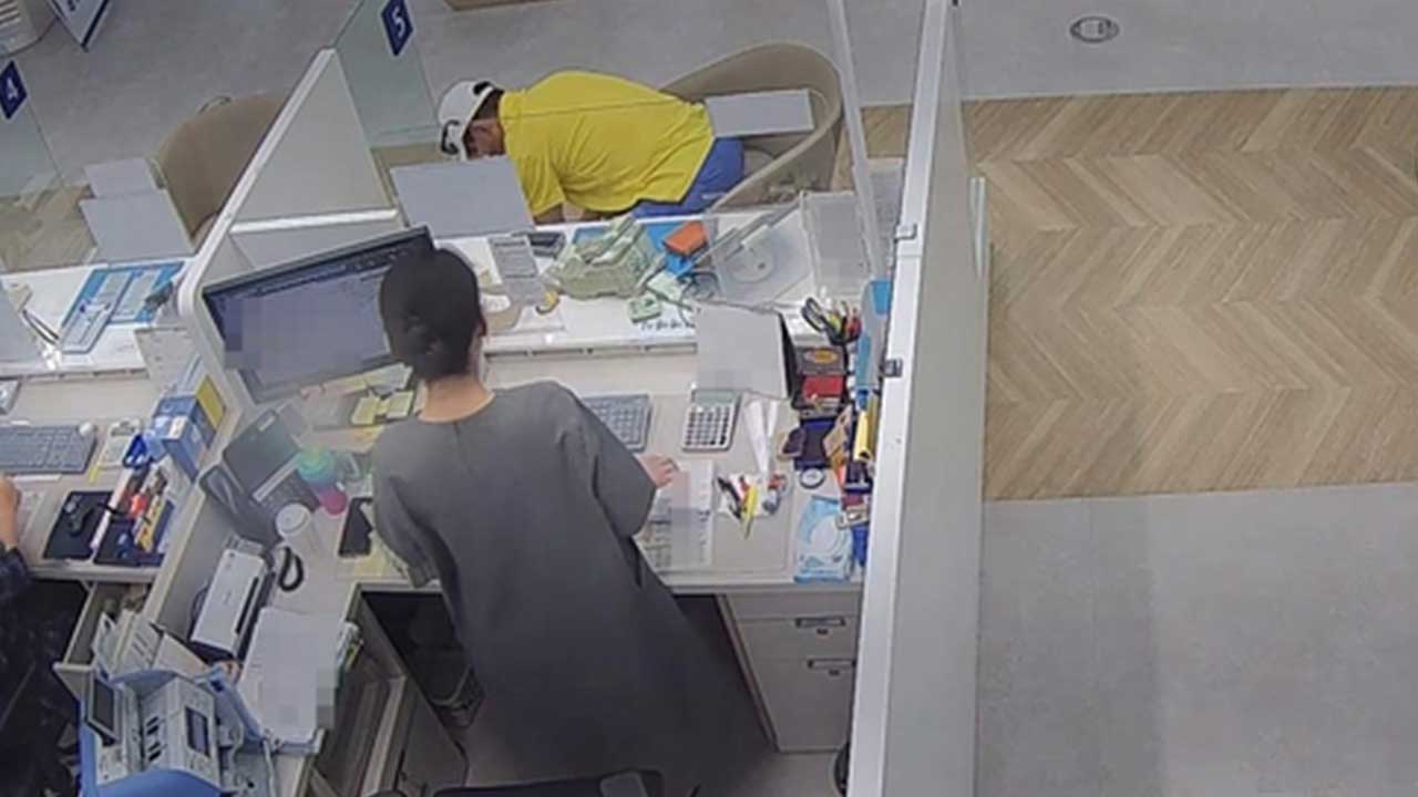 성매매 체포 계획해 석방 미끼로 13억 원 뜯은 혐의 징역 5년