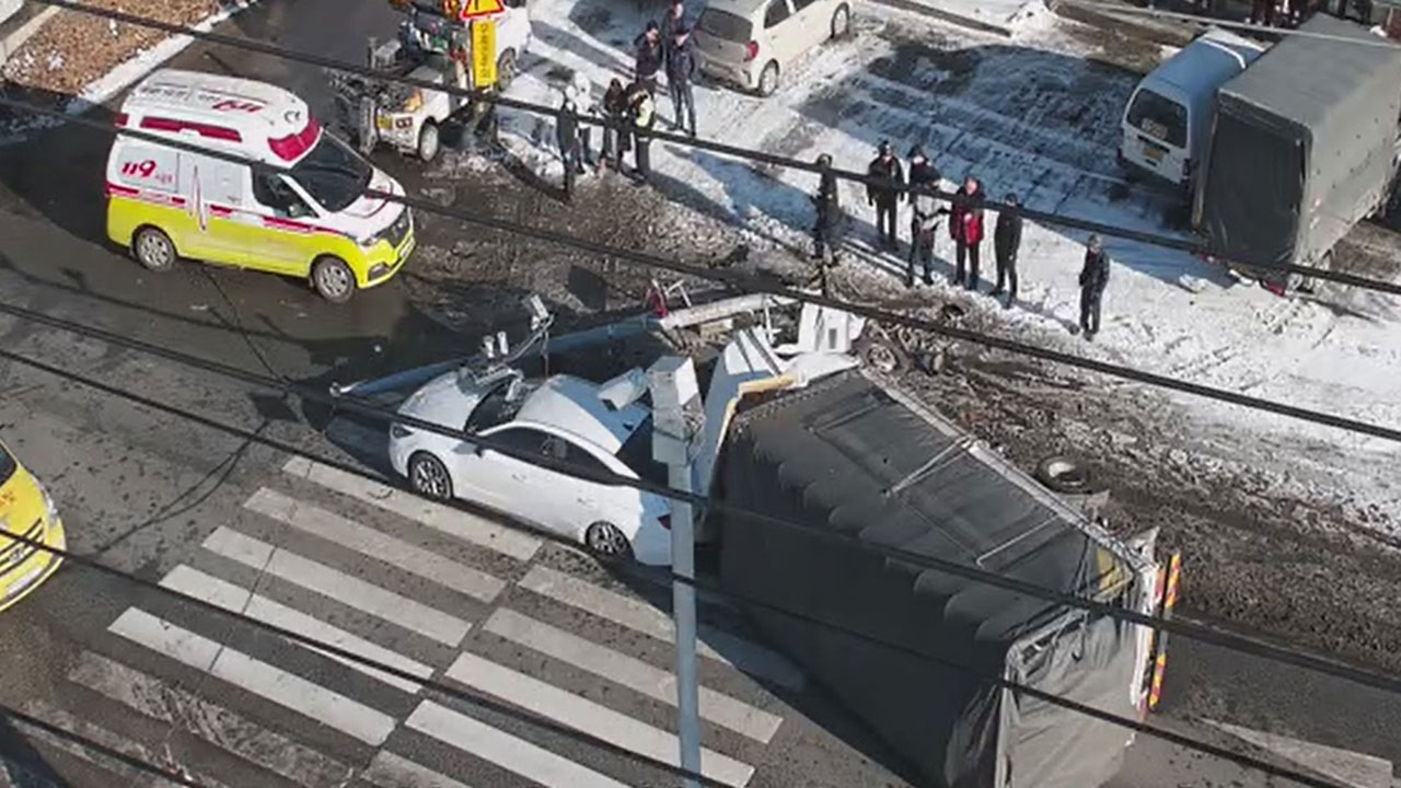 포천서 3t 트럭이 승용차·신호등 추돌 후 전복‥2명 부상