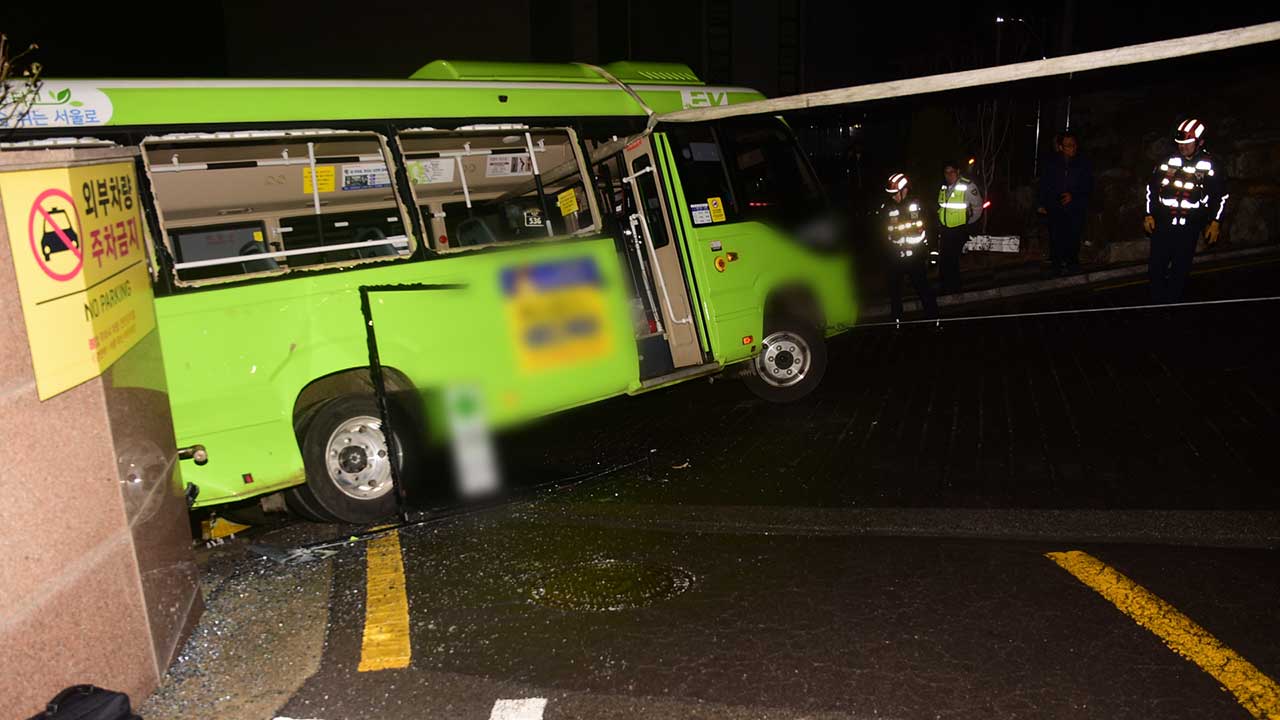 서울 서대문구서 오르막길에 마을버스 미끄러져‥7명 병원행