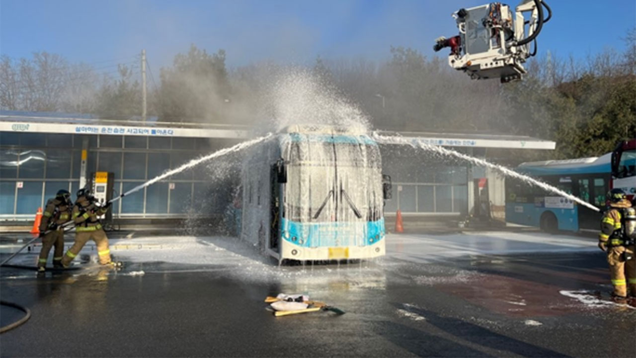 경기 수원 공영버스 차고지서 화재‥"인명피해 없어"