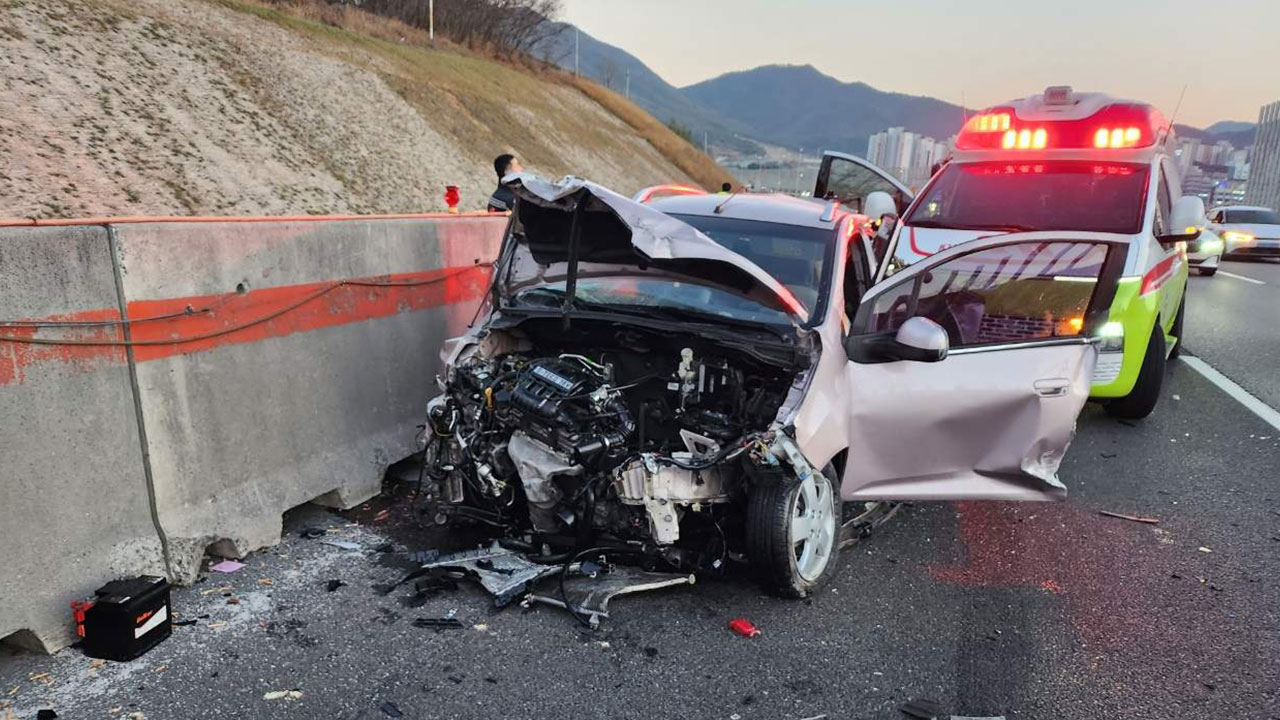 남해고속도로서 화물차가 경차 들이받아‥일가족 4명 부상