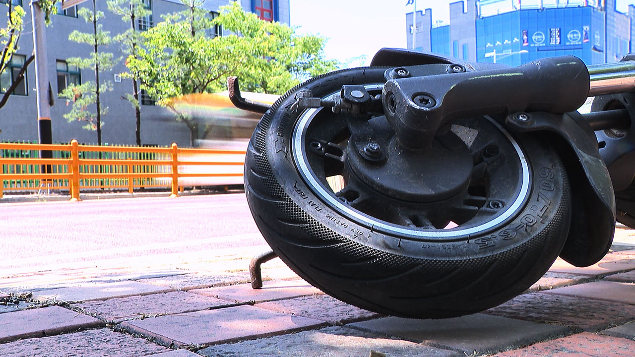 킥보드 타고 횡단보도 건너던 20대, 통근 버스에 치여 숨져