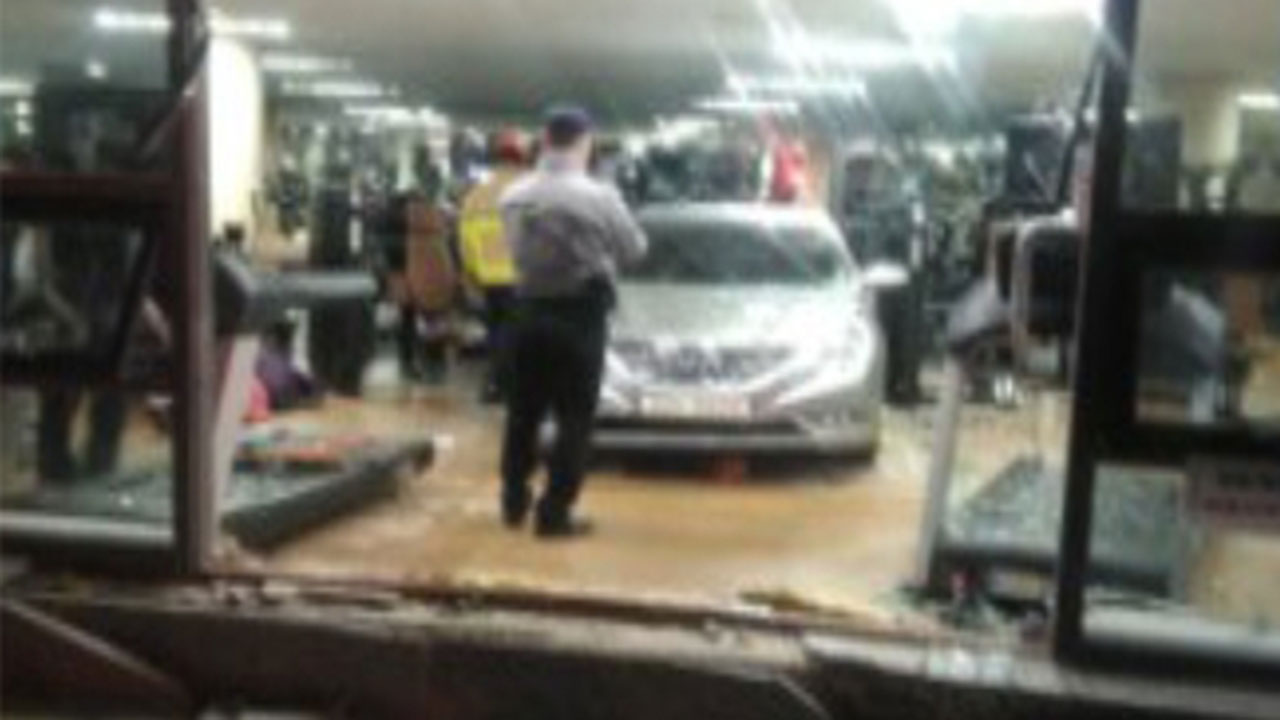 아파트 헬스장으로 승용차 돌진‥건물 내 60대 여성 부상