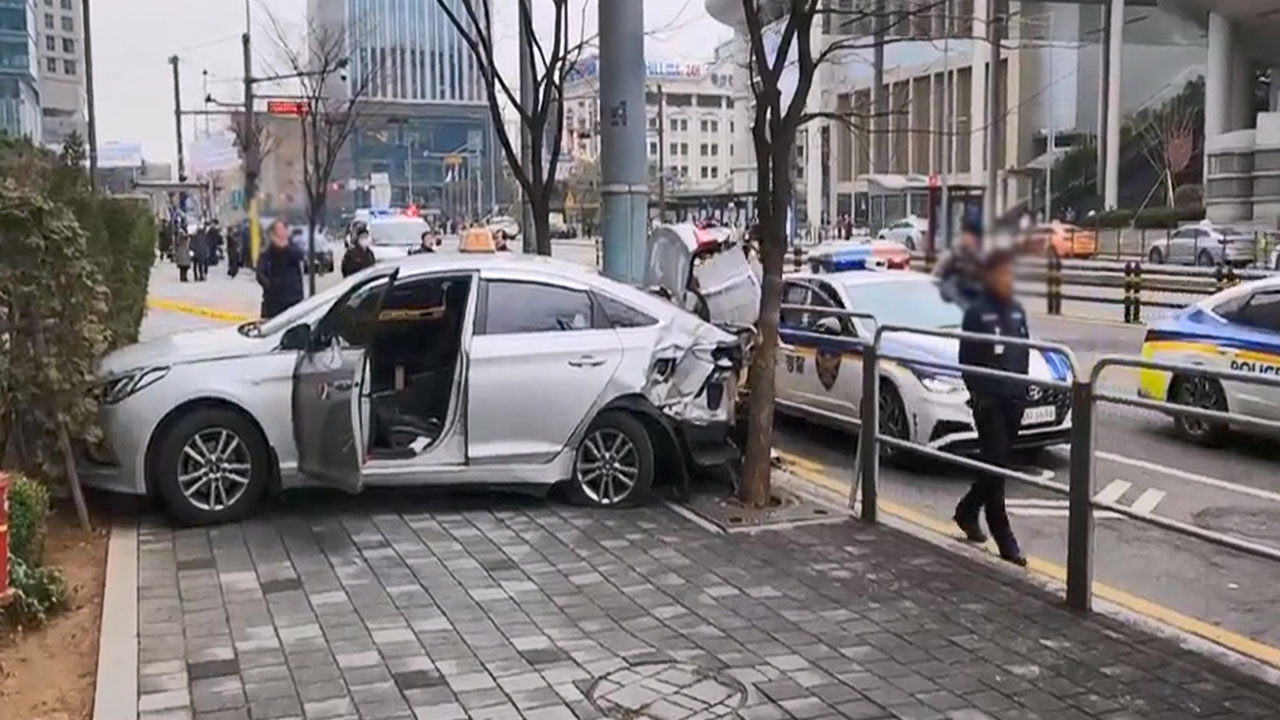 서울 용산구 한강로서 택시가 인도로 돌진‥3명 경상