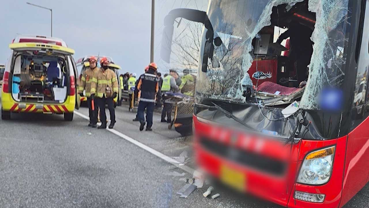 화물차 바퀴 빠지며 관광버스 덮쳐‥2명 사망·13명 부상