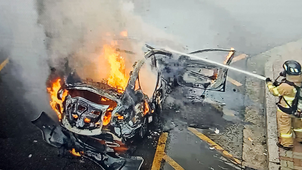 인천 서구서 주행 중이던 승용차 화재‥운전자 사라져