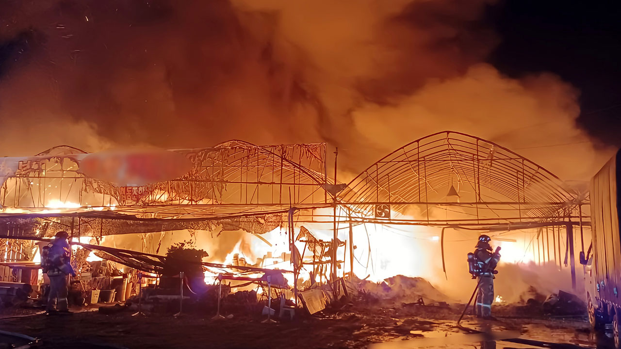 부천 원예체험장서 화재‥비닐하우스 4개동 불에 타