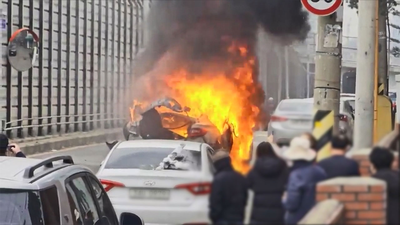 흡입하려 부탄가스 싣고 가다‥불난 차 두고 달아난 20대 구속