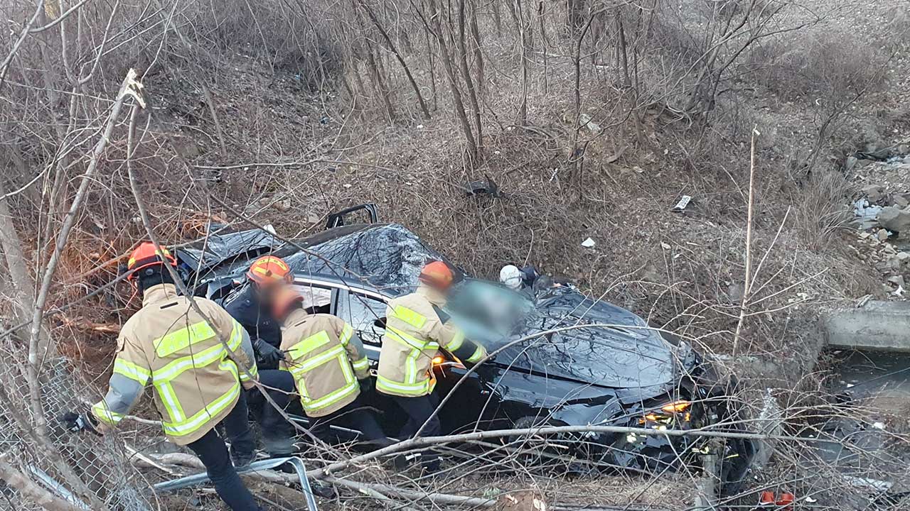 대구 상주영천고속도로서 차량 2대 충돌‥40대 운전자 숨져