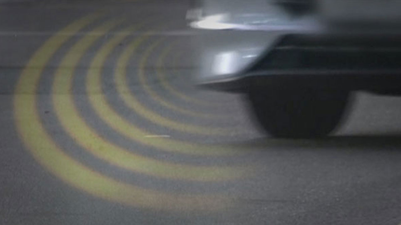 차량 후진하려다 앞으로 '쾅' 차량 들이박은 70대