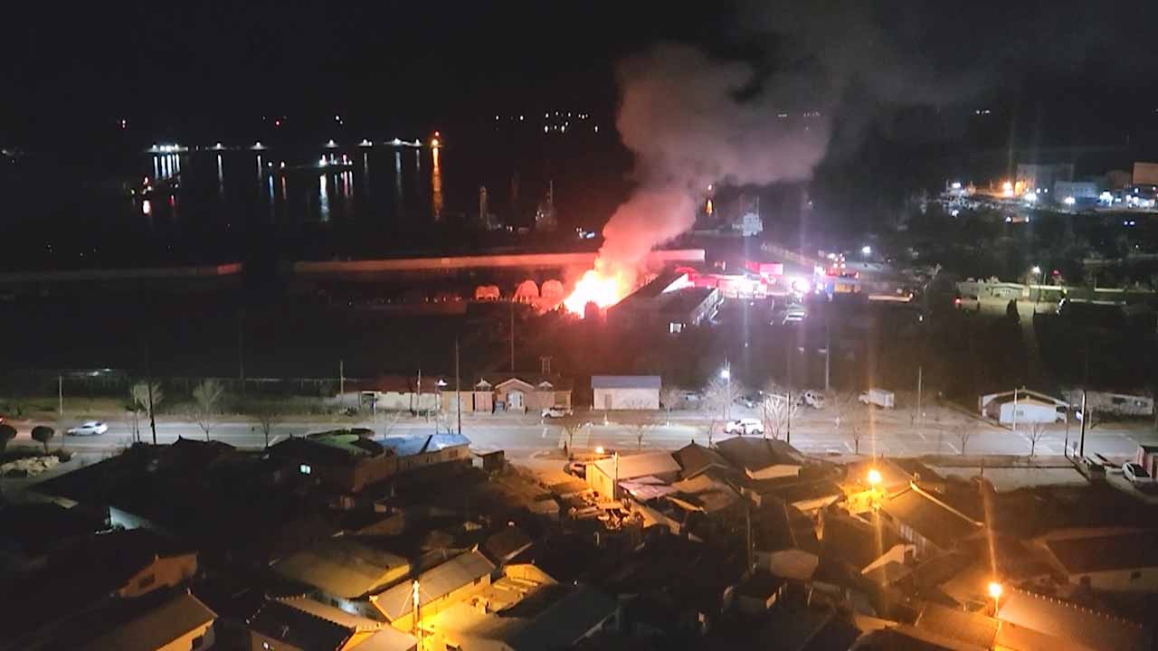 경남 삼천포 신항 인근 야적장서 불‥다친 사람 없어