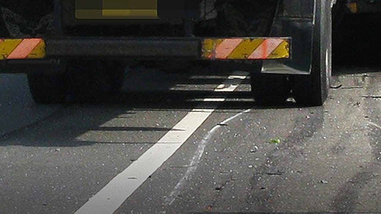 평택 서해대교 달리던 화물차서 건설자재 떨어져 한 때 도로 통제 