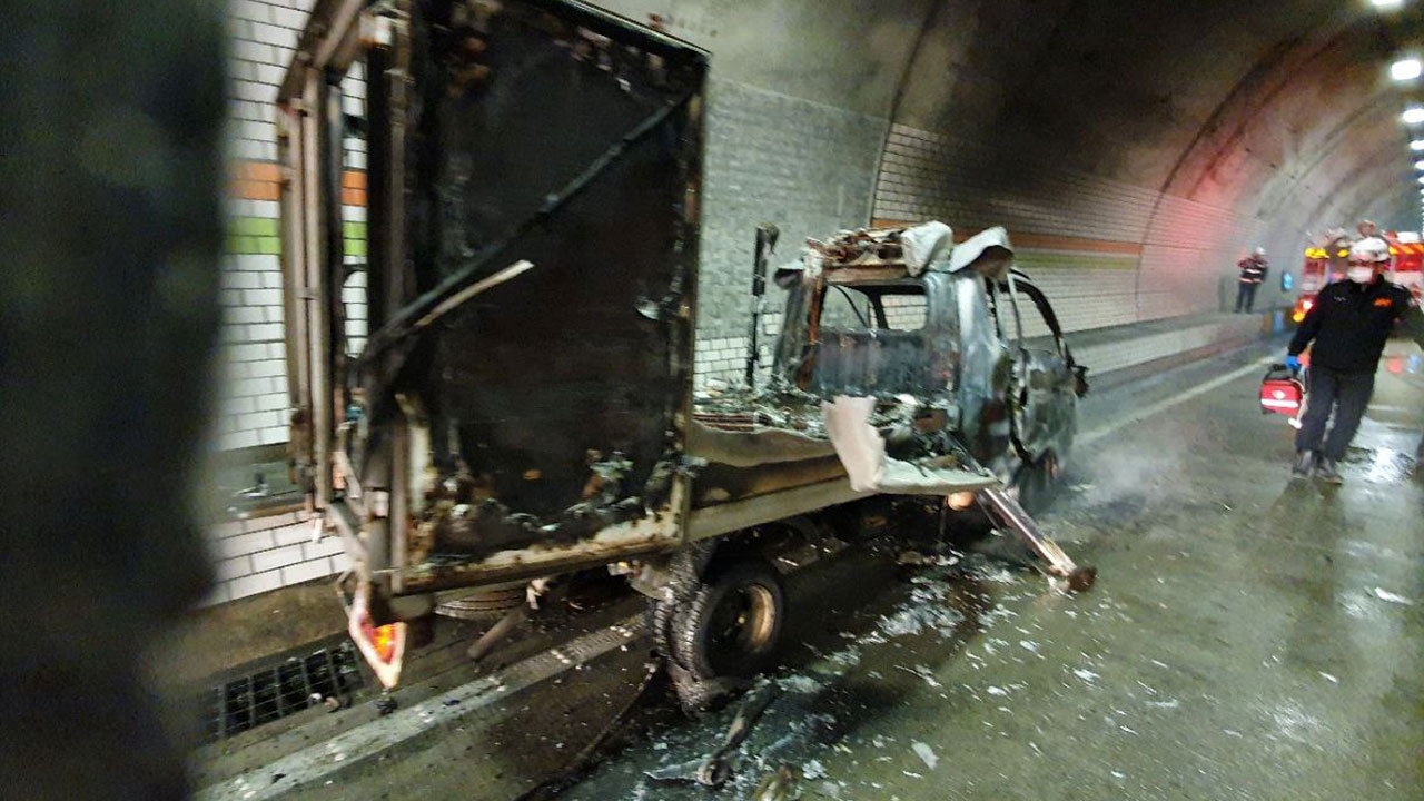 중부내륙고속도로 터널 벽면 들이받은 트럭서 불‥운전자 숨져