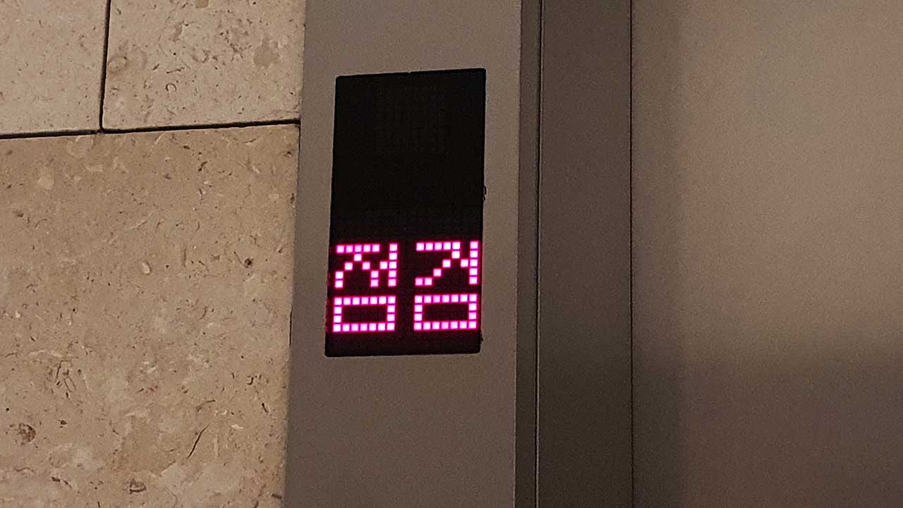 아파트 엘리베이터에 목줄 끼인 반려견 구하려던 70대 여성 추락사