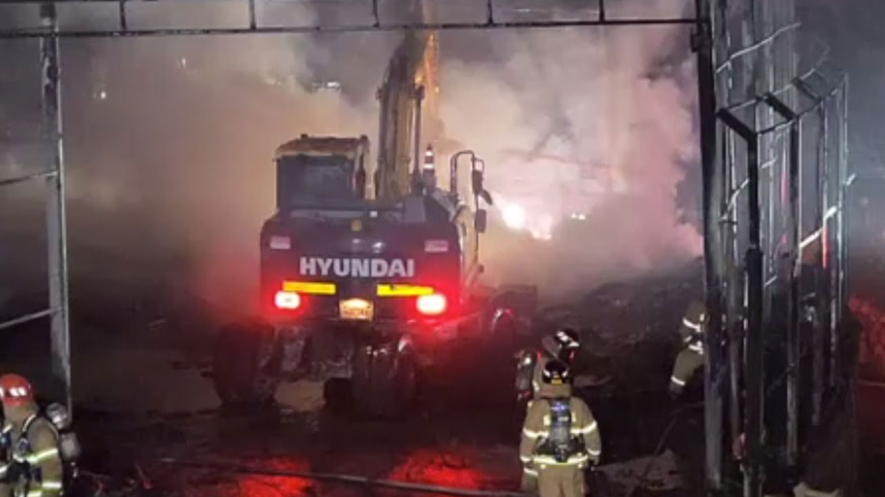 경기 고양시 제지 공장 불‥인명 피해 없어