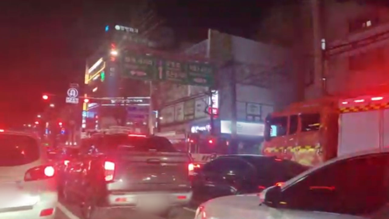 서울 목동사거리 노래방서 불‥11명 대피