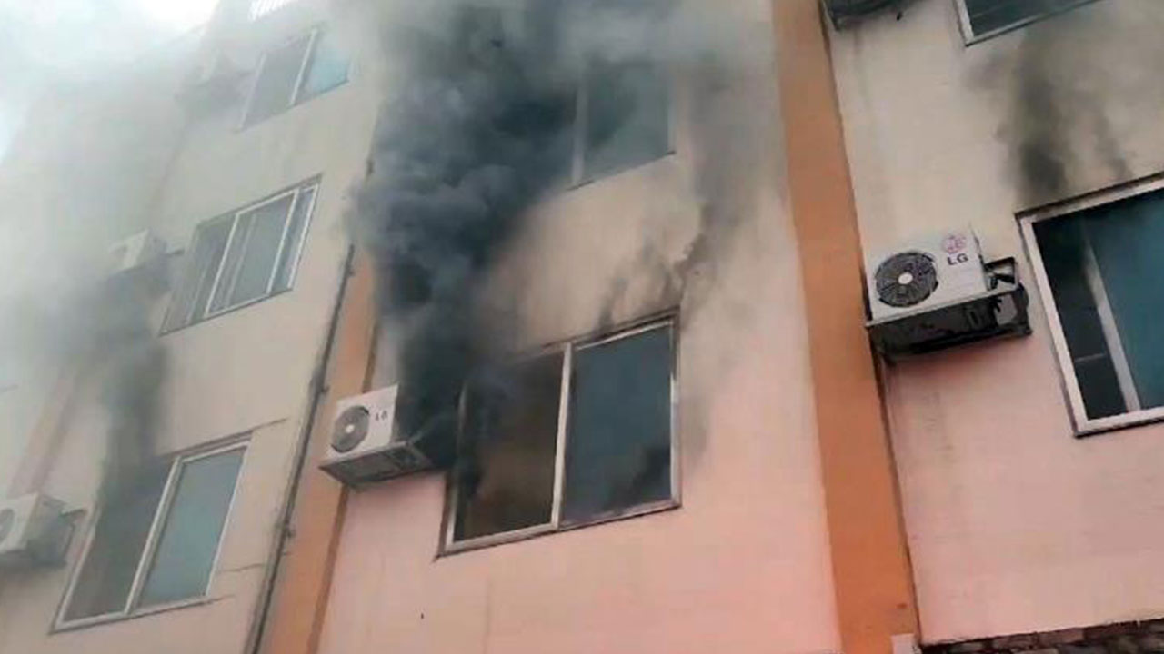 전북 군산시 대학교 기숙사 건물서 불‥다친 사람 없어 