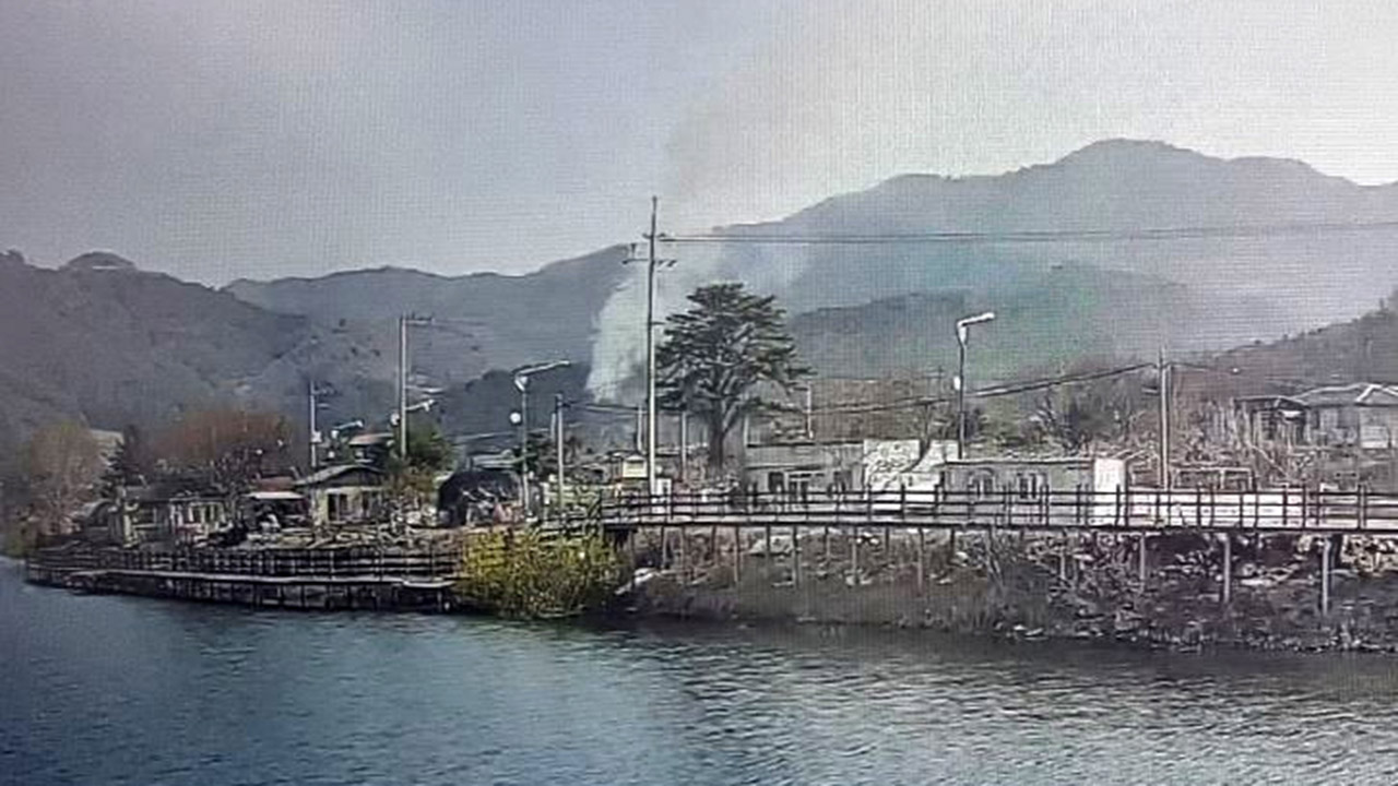 강원 철원군 갈말읍서 산불‥헬기 1대·35명 투입해 진화