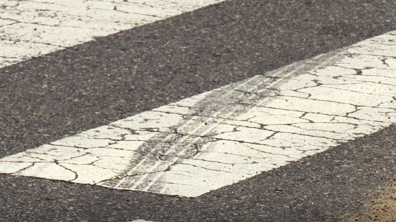 전봇대 들이받고 행인 친 택시‥40대 남성 숨져