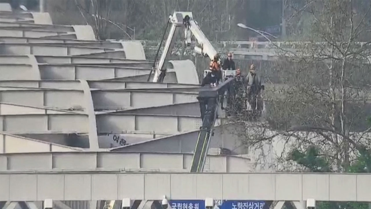 한강대교서 현수막 내걸고 소동‥출근길 정체 빚어져