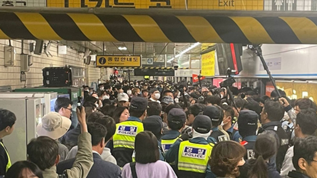 장애인단체 지하철 시위‥4호선 혜화역 한때 무정차 통과