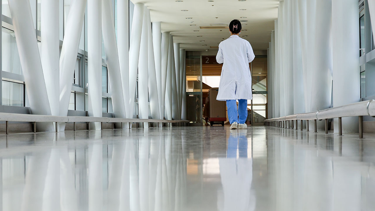 분당 대학병원 교수 사망에 의사들 "고강도 업무 강요 멈춰야"