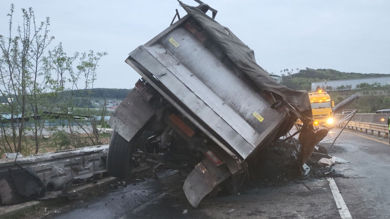 안성서 덤프트럭이 중앙분리대 넘어 경차 충돌‥2명 부상
