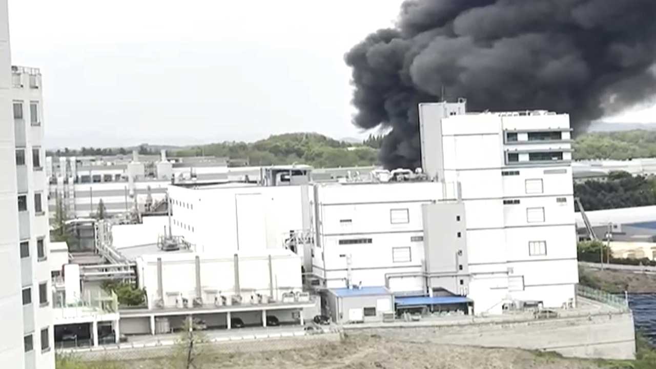 경기 안성 보냉재 원료공장서 불..6시간만에 초진