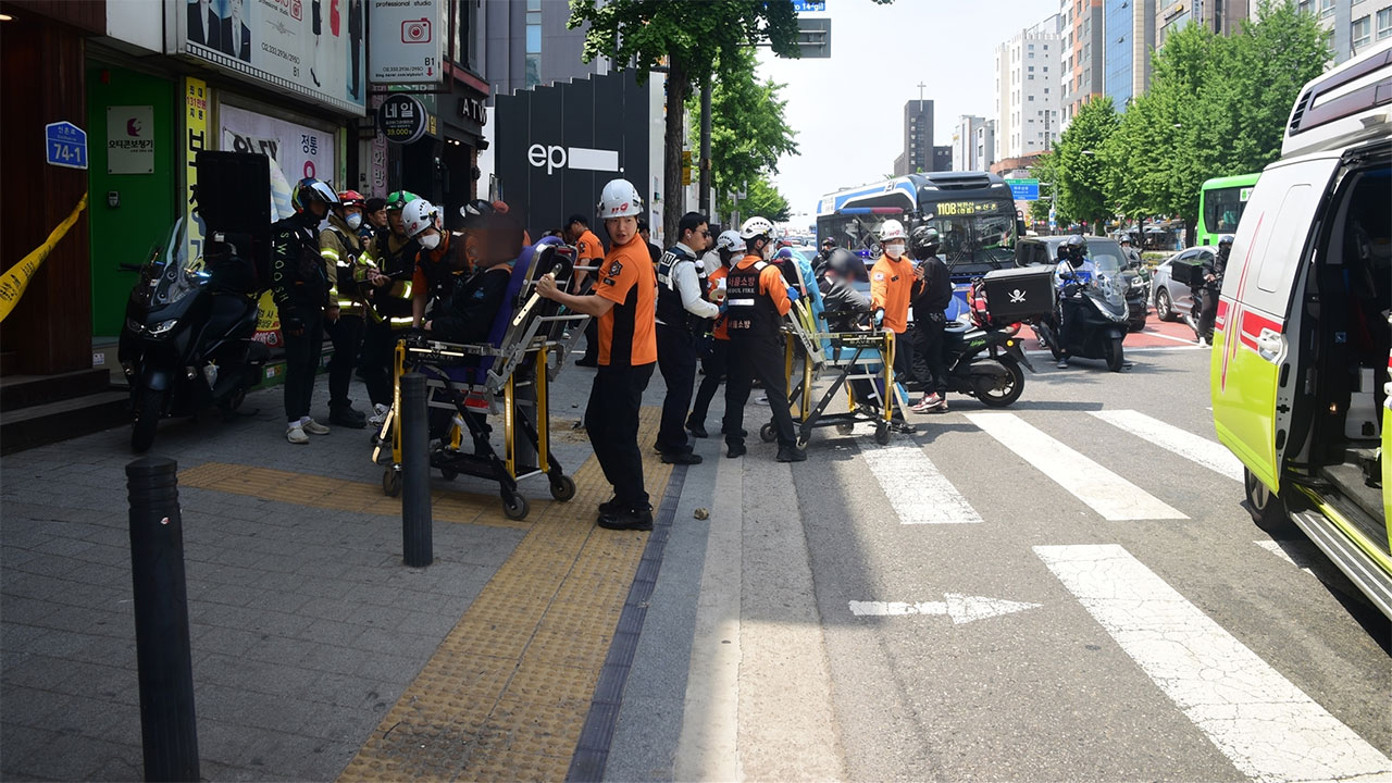 신촌 현대백화점 앞에서 차량이 인도 침범‥2명 경상