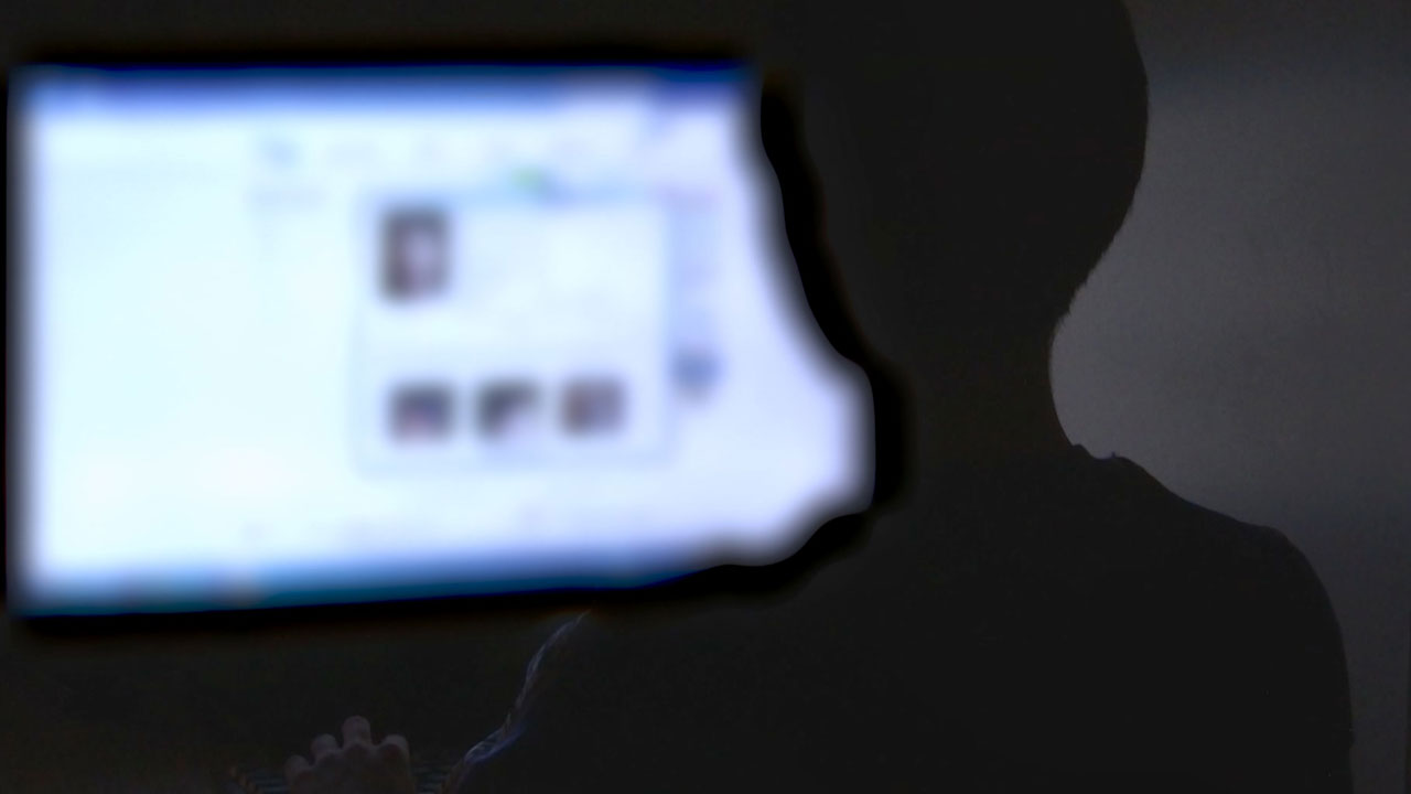 신상 공개 협박해 수억 원 뜯은 혐의 유튜버 구속 기소