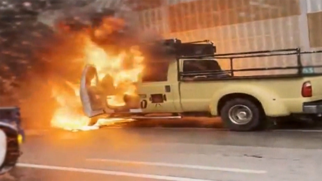 서울외곽순환고속도로서 소형 트럭 화재‥갓길 긴급 대피